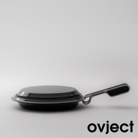 黑色圓形琺瑯煎鍋，附有金屬手柄，鍋身呈現光滑的表面，鍋蓋與鍋身結構緊密。