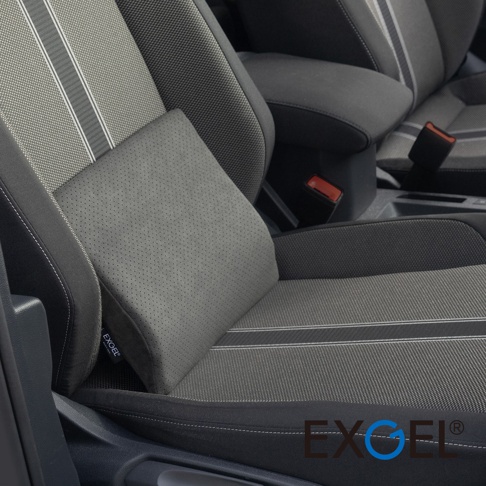 灰色的日本EXGEL汽車用麂皮腰靠墊放置在深灰色布面汽車座椅上，靠墊表面帶有細緻的透氣孔洞設計，整體色調沉穩，左下方邊緣印有EXGEL品牌標籤，右下角亦有深藍色品牌標誌。