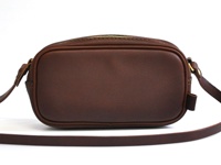 深棕色皮革隨身單肩小包，設有金色拉鍊和皮革肩帶，包身線條簡潔，質感佳。