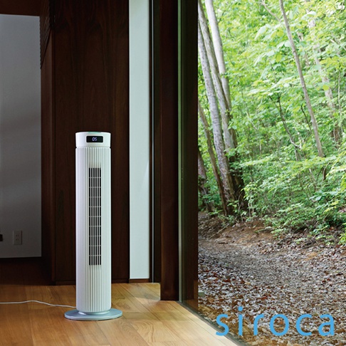 白色直立式循環扇，機身帶有細緻的直條紋理，頂部有數碼顯示屏，底部為圓形底座，放置於木質地板上。