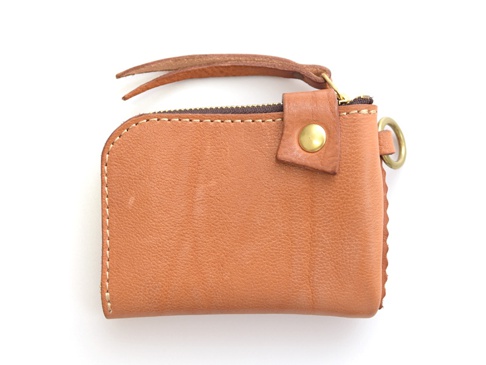 職人手作皮革獅鬃風拉鍊短夾，淺棕色，採用天然皮革材質，帶有黃銅色拉鍊、壓釦與掛環，整體風格簡約實用。