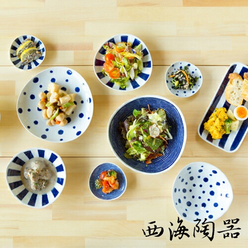 波佐見燒藍玉紋五件式醬料碟，包含藍白條紋及藍色圓點兩種設計，碟中盛有沙拉、燉菜、小菜等各式料理，整體呈現日式風格。