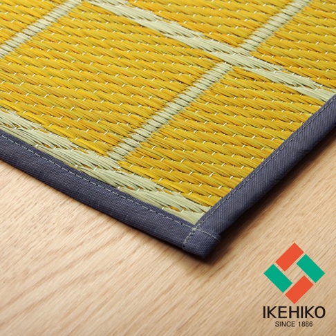 藺草編織的黃色榻榻米廚房地墊，帶有淺綠色格紋，邊緣為深灰色布包邊。