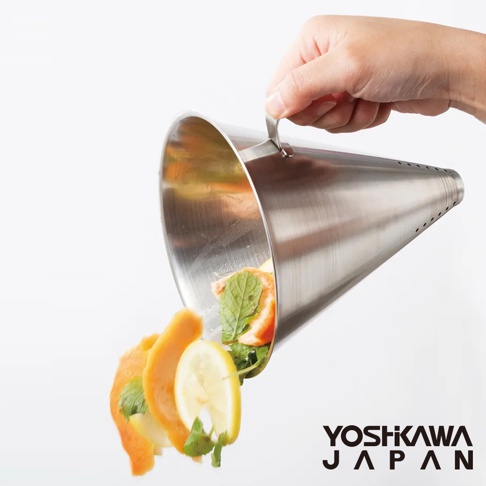 一個圓錐形的不鏽鋼廚餘收納架，帶有一個小提手，架內裝有橘子皮、檸檬片和薄荷葉，部分廚餘正從架中漏出。