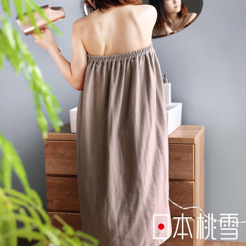 棉紗混紡材質的平口鬆緊浴巾浴裙，採用大地色系，腰部有鬆緊設計，適合沐浴後穿著。