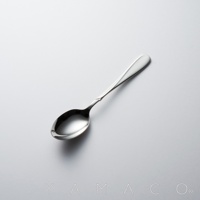 Flora系列不鏽鋼點心匙，銀色，帶有裝飾細節的握柄，置於淺灰色背景上。