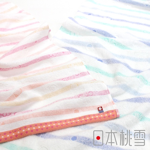 兩條今治小花浴巾，一條為粉色、橘色、黃色條紋，另一條為藍色、綠色條紋。兩條浴巾皆為白色底，帶有細緻的小花圖案織紋，並有細緻的條紋。粉色浴巾邊緣飾有粉色圓點的滾邊。