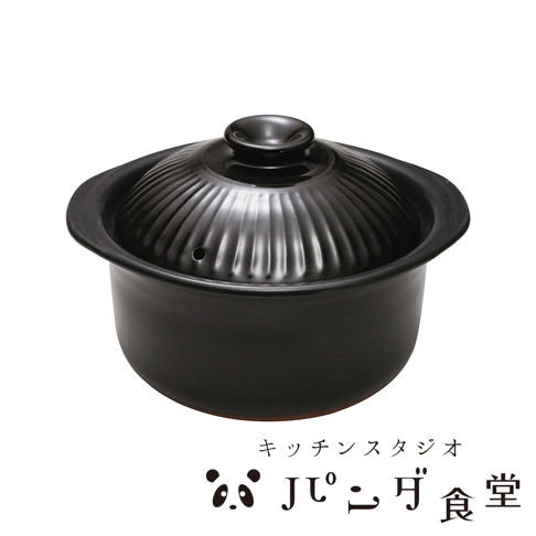 黑色萬古燒職人炊飯土鍋，鍋蓋帶有波浪紋路及提鈕，鍋身側面有透氣孔。