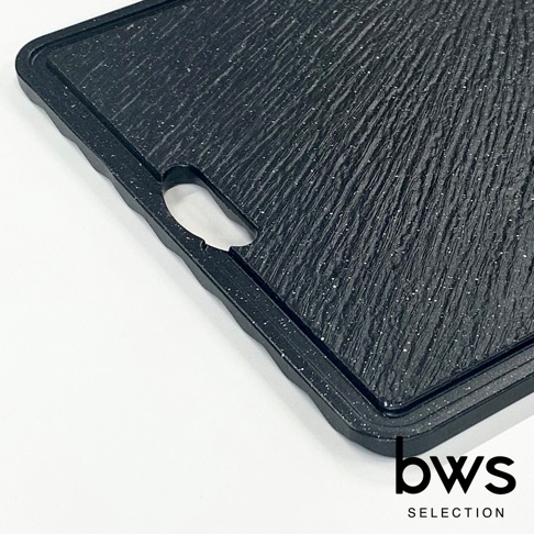 黑色食物快速冷卻盤，表面有仿木紋刻痕及細小白點，邊緣帶有波浪狀凹槽，設有掛孔。