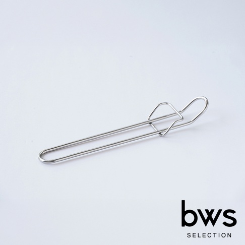 bws SELECTION 品牌的可拆式不鏽鋼圓型簡約萬用瀝水盤，特寫鏡頭展示其堅固的金屬結構和簡約的設計。