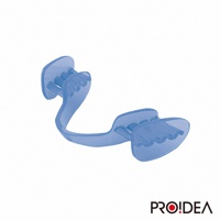 透明淺藍色矽膠製成，用於睡眠時防磨牙和保持口腔靜音的牙套，呈彎月形，兩端有可容納牙齒的凹槽。