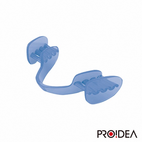 透明淺藍色矽膠製成，用於睡眠時防磨牙和保持口腔靜音的牙套，呈彎月形，兩端有可容納牙齒的凹槽。