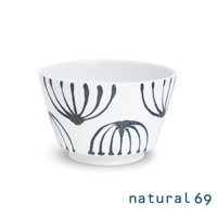 白色陶瓷丼碗，帶有手繪黑色線條植物圖案，碗身呈現錐形，底部有圓形底座。