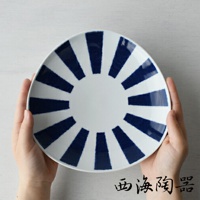 波佐見燒藍玉紋三件式主食盤，圓形白色陶瓷盤，盤面繪有放射狀的深藍色條紋，由盤子邊緣向中心輻射。