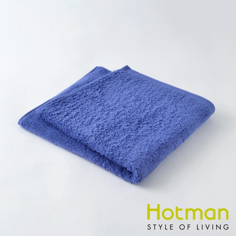 藍色毛巾，材質為絨毛，質地柔軟，毛圈蓬鬆，呈現疊放狀態，背景為白色。