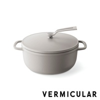 淺灰色琺瑯鑄鐵鍋，帶有同色系鍋蓋及把手，鍋身兩側有圓形提把，鍋蓋中央有鍋蓋頭。