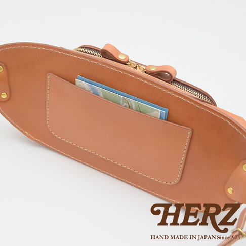 日本HERZ手工皮革拉鍊旅行斜背包，棕色皮革特寫，內有地圖，品牌標誌及產地標示