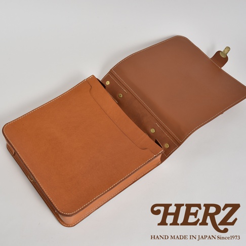 職人手作皮革三口袋三用後背包，呈現原色皮革的自然紋理，包身結構紮實，內有隔層設計，搭配金屬釦件，展現簡約實用的風格。