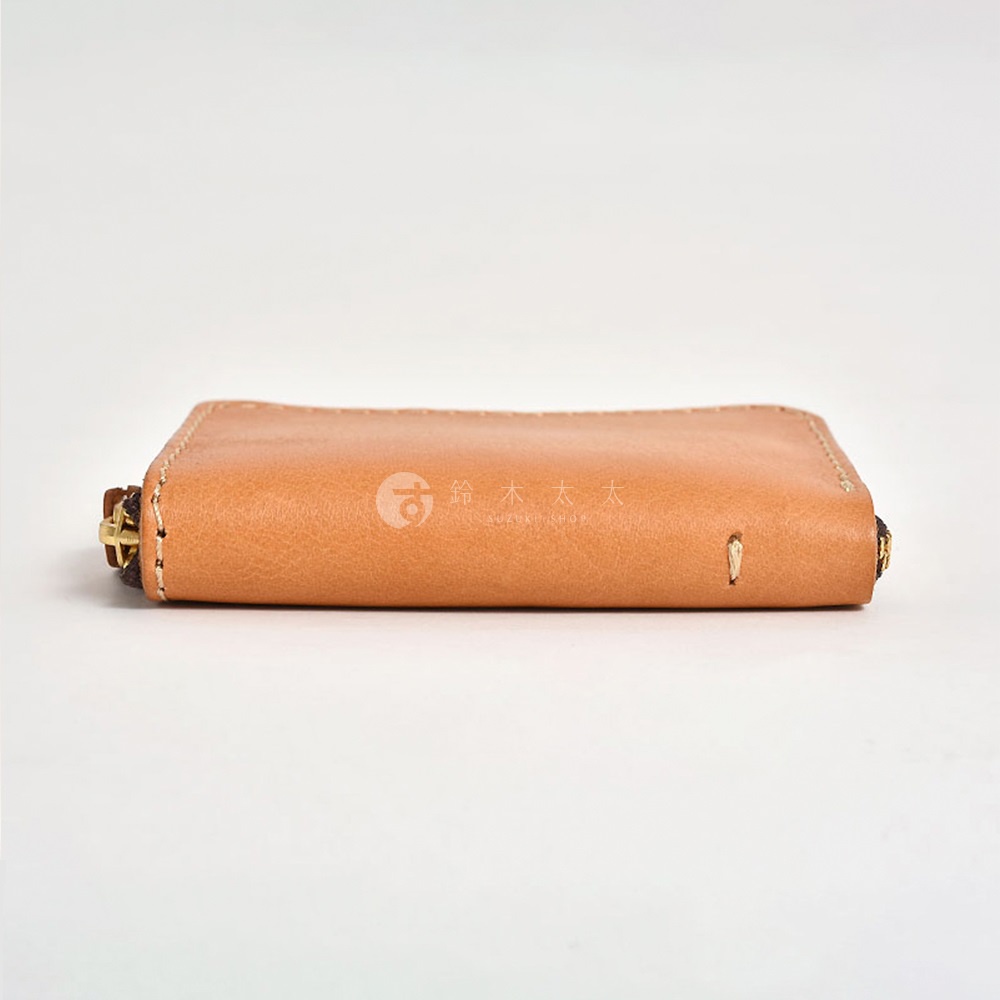 職人手作皮革多用途收納鑰匙包，淺棕色皮革，側邊露出金屬拉鍊和縫線細節，簡約設計。
