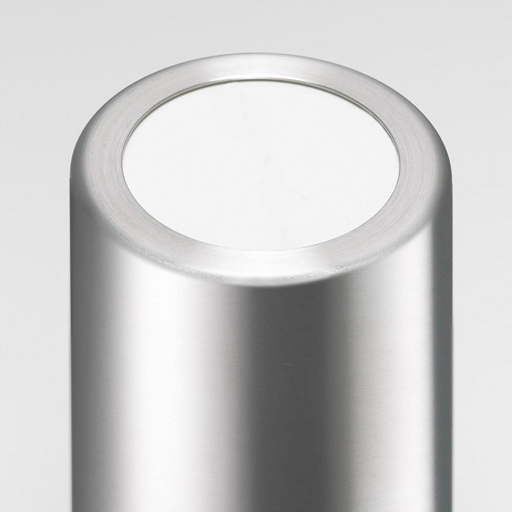 日製不銹鋼圓柱形筷桶，頂部為圓形開口，內嵌白色圓片。