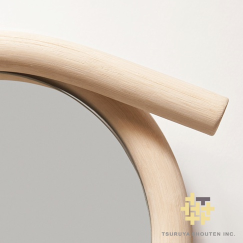 wawa藤編圓鏡，圓形鏡面，木質邊框，呈現天然淺木色，細膩的藤編紋理。