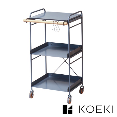 Mash 手推式三層置物收納架，採用灰色金屬材質，配備木質掛桿及三個S型掛鉤，底部有四個輪子，方便移動。