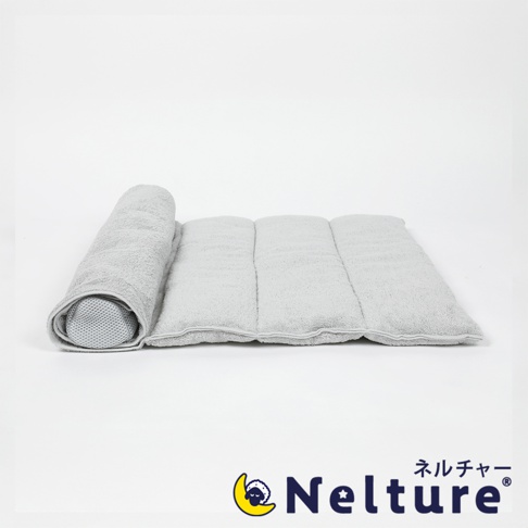 Amaze plus Nelture捲捲快眠今治毛巾枕-二代，灰色毛巾枕，展開狀態，一端捲起，上面有品牌Logo。