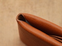 職人手作皮革Organ雙開卡片收納夾，呈現自然棕色調，材質為真皮，注重皮革的紋理與細緻的縫線。