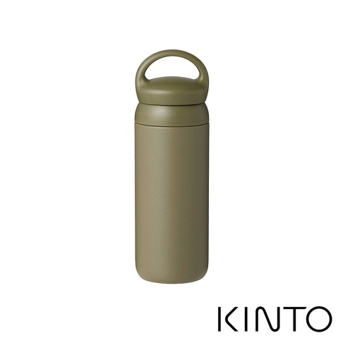 卡其色圓筒狀保溫瓶，瓶蓋頂部設有環狀提把，瓶身材質為金屬，整體設計簡約。