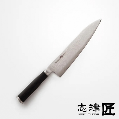 都 / Chef's knife 主廚刀24cm，鍛造大馬士革紋路鋼製刀刃，搭配黑色聚合材質握柄，刀刃部分刻有品牌標誌。