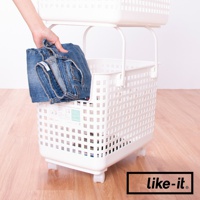 白色雙層塑膠洗衣籃車，底部有輪子。上方籃子裝有摺疊的藍色牛仔褲，由一隻手放入。