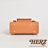 職人手作皮革學院風三用迷你後背包 BC-5，呈現自然原色皮革，搭配黃銅五金扣飾，簡約設計，展現皮革質感。