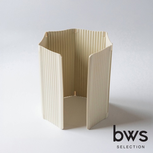 bws SELECTION 廚房IH專用防油污六片式摺疊隔板，米白色，設有M字型圍設，方便收納。