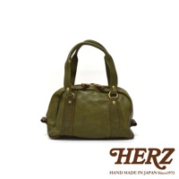 職人手作皮革迷你波士頓包，橄欖綠色，水洗加工處理，圓潤包身，雙提把設計，附有金屬拉鍊與裝飾。