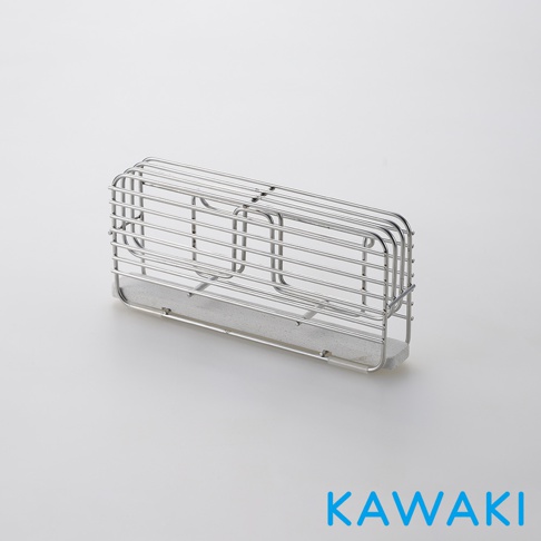 銀色金屬絲網製的刀架，底部嵌有淺灰色珪藻土吸水板，可容納多把刀具。