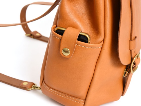 両サイドにベルト付きのサブポケットがあります(写真はiPhone SE2を収納)。大きめのスマートフォンは入りません。