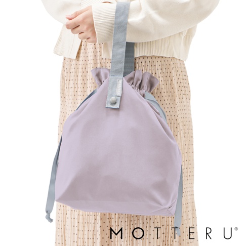 淺紫色輕時尚摺疊保冷束口袋，圓筒狀設計，束口處有抽繩與按扣，搭配灰色織帶提把與側邊綁帶。