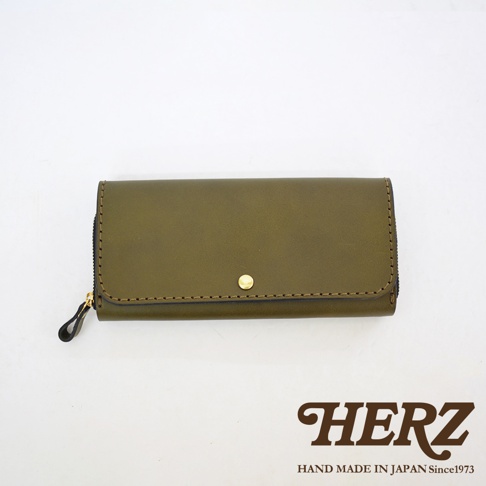 職人手作橄欖綠皮革長夾，寬口設計，附有金色金屬壓扣及拉鍊，整體簡約大方。