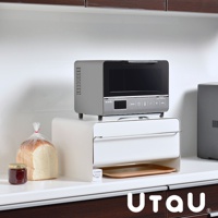 白色抽屜式收納櫃，上方放置銀灰色小烤箱，櫃子內有木質托盤，左側擺放一條包裝吐司和一罐果醬。