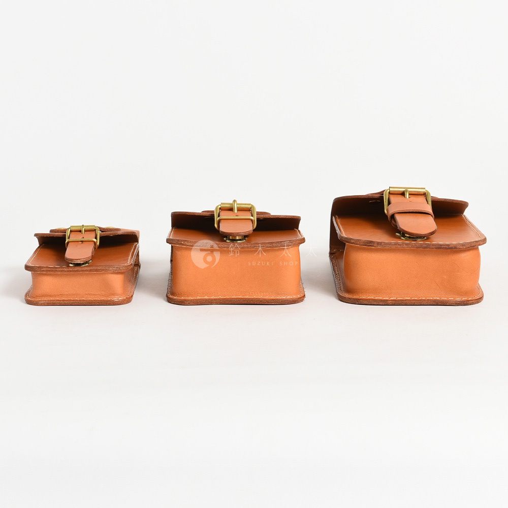 三款不同尺寸的棕色皮革腰袋，皆配有金色針扣及皮帶，樣式經典。