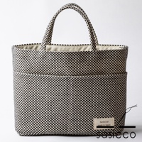 三河木綿刺子織多口袋托特包，黑色與米色格紋圖案，織紋清晰，包體寬敞，外部設有兩個大口袋，手把為圓筒狀，內襯為米色棉布，整體造型簡潔實用。