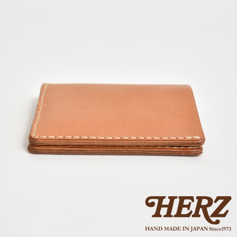 日本HERZ 職人手作皮革二折式薄型卡片鈔票夾 WS-6，淺棕色皮革，乾淨縫線，簡潔設計。