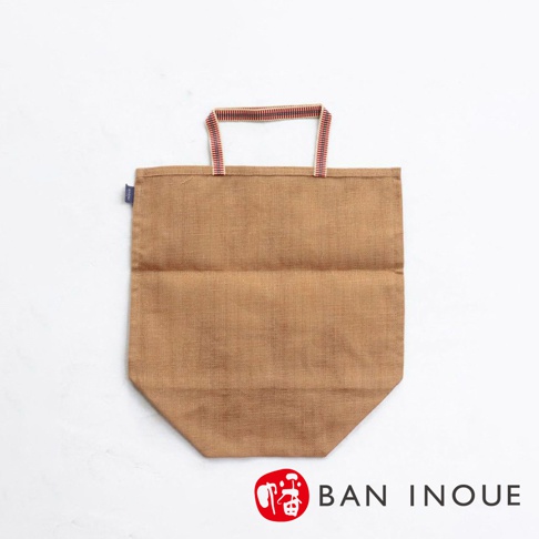 卡其色麻布材質的提把式收納袋，袋身有明顯的織紋，提把為紅白條紋織帶。