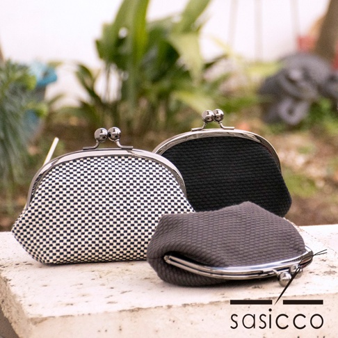 三款三河木綿刺子織口金零錢包，分別為黑白格紋、黑色素面及炭灰色，皆配有銀色金屬開口。