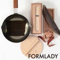 日製木柄18-8不鏽鋼三層底雪平鍋，鍋內有昆布，旁邊有木質刨刀、柴魚片和木蓋。