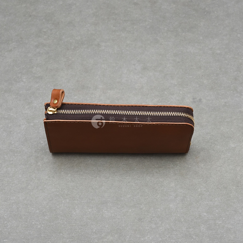 職人手作皮革Organ大容量拉鍊長夾，採用棕色皮革製成，配有金色拉鍊及小皮環。