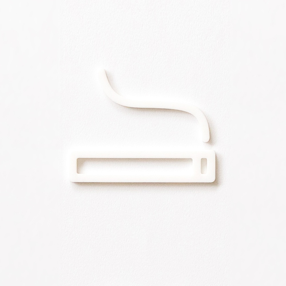 白色吸煙區標示牌，為簡約的香菸圖示，由一個長方形的菸嘴和一縷向上飄散的白色煙霧組成，材質為壓克力。