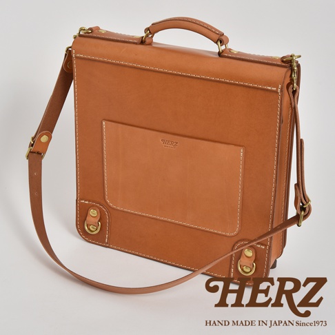 職人手作皮革三口袋三用後背包，棕褐色皮革材質，設有前袋、手提帶及可拆卸肩帶，金屬扣件，簡約設計。