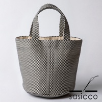 三河木綿刺子織圓底水桶包，黑色棋盤格紋，帆布內裡，雙提把設計。