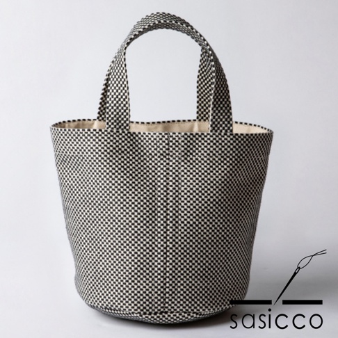 三河木綿刺子織圓底水桶包，黑色棋盤格紋，帆布內裡，雙提把設計。